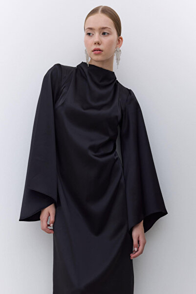 Manuka Satin-Abendkleid mit weiten Ärmeln in Schwarz