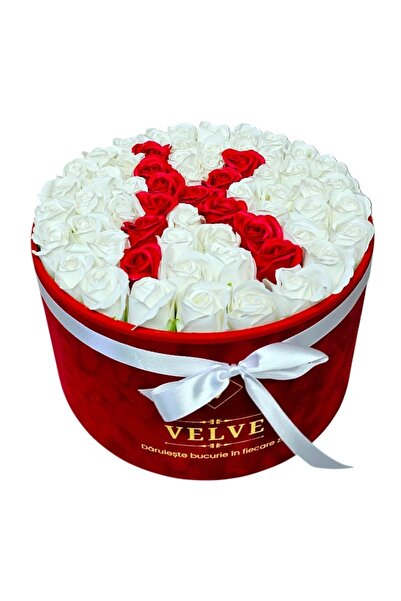 velve Aranjament floral litera K cu 55 trandafiri de sapun in cutie rotunda c...