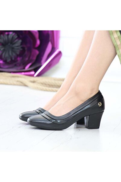 Nesil Shoes حذاء نسائي كاجوال بكعب مطلي باللون الأسود من Desca 238