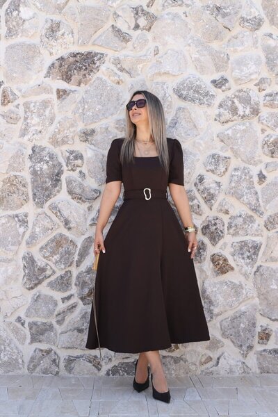 bytugcekaya Καφέ φόρεμα με τετράγωνο γιακά και κοντό μανίκι με ζώνη
