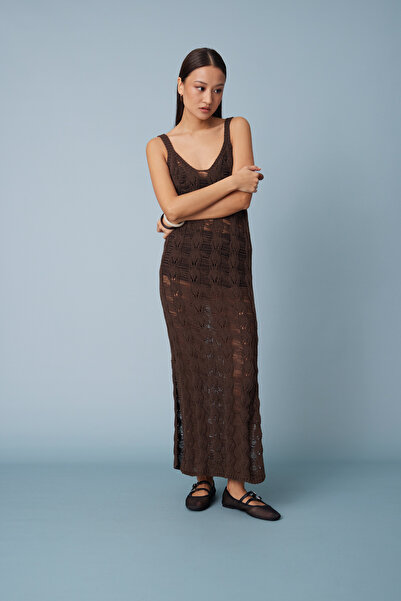 Nisan Διάτρητο πλεκτό φόρεμα με λαιμόκοψη V