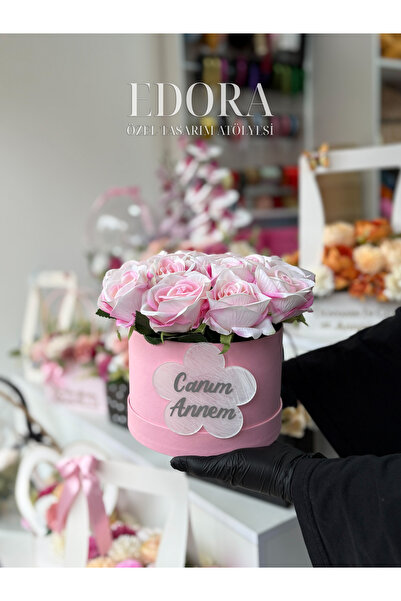 Edora Design Pembe Gül Aranjmanlı ve Kişiselleştirilebilir Pleksi Detaylı Toz...