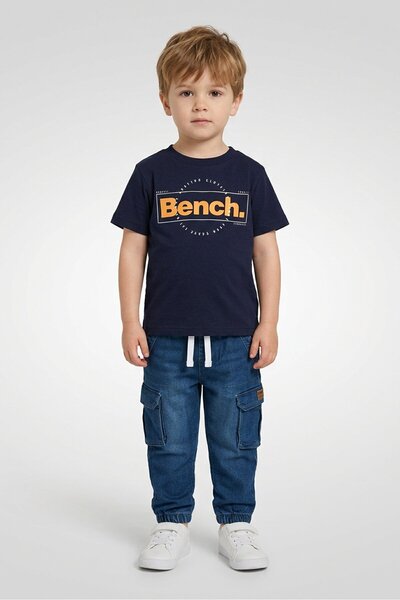 BENCH طقم ملابس للأطفال الصغار من قطعتين، تي شيرت مطبوع وبنطلون رياضي، أزرق داكن