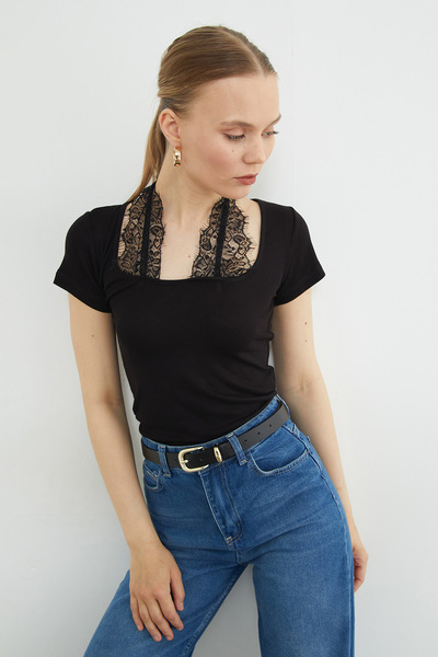 Fulla Moda Bluză slim fit cu detaliu din dantelă la gât