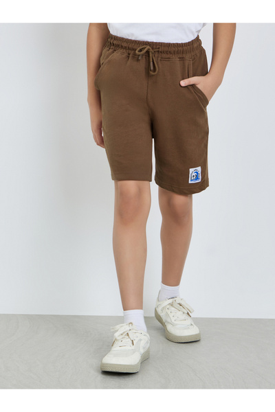Styli Boys Solid Drawstring Waist Shorts with Badge Detail
