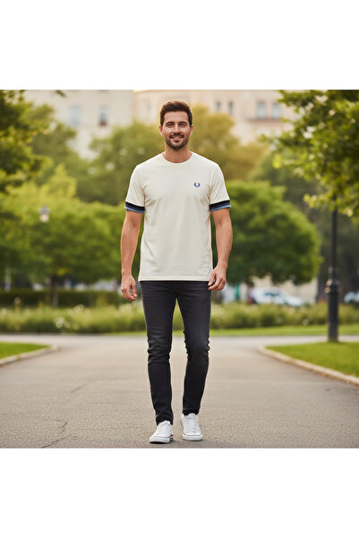 Fred Perry تي شيرت رجالي من قماش البيكيه بلون أبيض مائل للصفرة مع أكمام مخططة