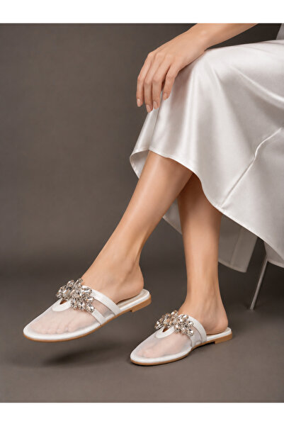 Güllü Shoes حذاء باليه نسائي من الجلد الأبيض اللامع مع مشبك حجري كبير وتفاصيل...
