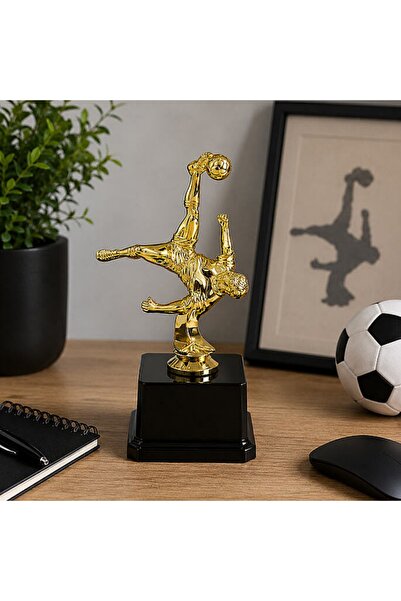 Mugs and love Kişiye özel gold renk rövaşata atan futbolcu figürlü gold ödül ...