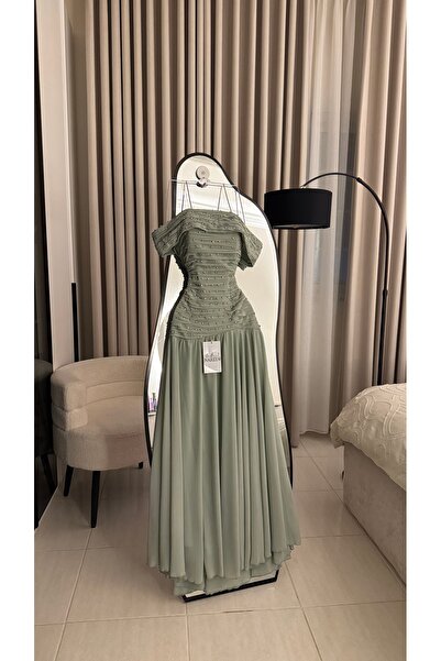 Nareen Fashion فستان سهرة بلون أخضر سيج هادئ يجمع بين الرقي والأنوثة