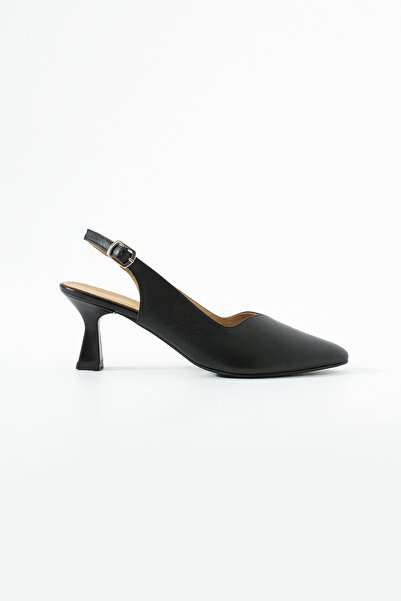 Siena Shoes حذاء نسائي من فلو بكعب قصير من الجلد الطبيعي مع تفاصيل مشبك باللو...