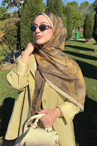 Madame Polo شال حرير إيطالي بنقشة الفاوانيا - أصفر