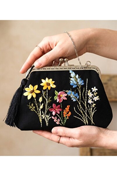 Arzu Demir 23x15 cm ölçülerinde Siyah Keten El Nakışlı Vintage Tarzı Çanta. N...