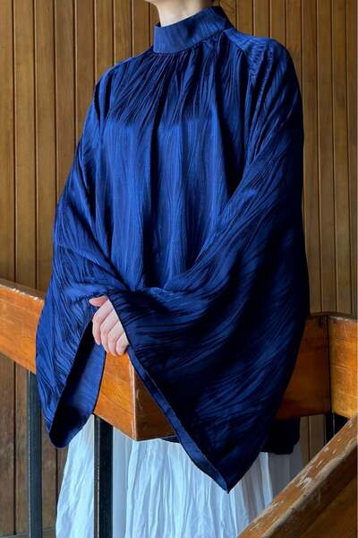 Faya Boutique بلوزة فيليسا من قماش الساتان المزخرف باللون الأزرق الداكن