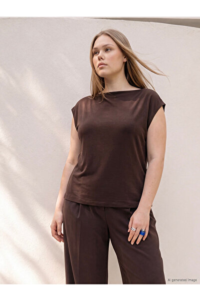LC Waikiki تي شيرت LCWAIKIKI Curve Brown مقاس كبير برقبة قاربية وملمس ناعم