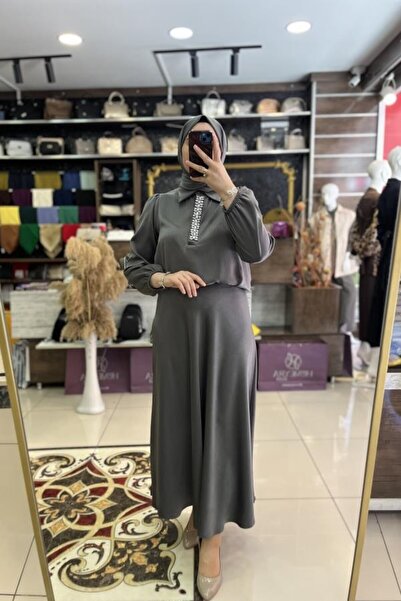 HÜMEYRA BUTİK Satin Collar Stone-Embellished Skirt Suit