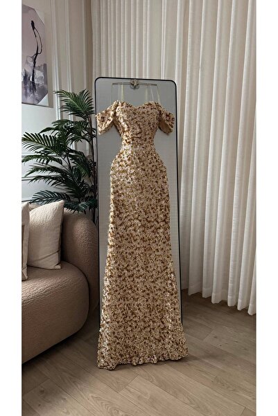 Dubai Luxurious Champagne Gold Evening Gown, Designed with a Long, Flowing Si...