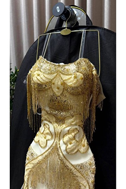 FASHION فستان ذهبي فاخر مطرز بالكامل مع شرابات براقة على الصدر وتنورة شفافة م...