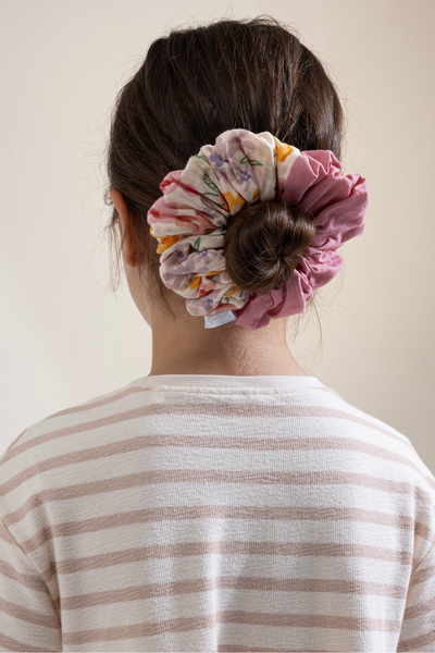 Pembe Çiçek Desenli Scrunchie Saç Tokası