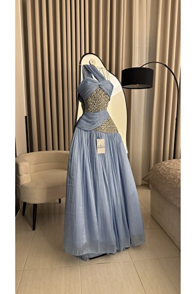Nareen Fashion فستان سهرة سماوي يجسد الأناقة والنعومة بتصميم راقٍ يلفت الأنظار