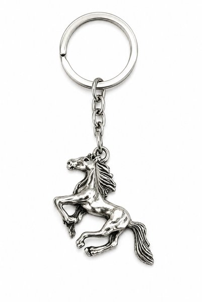 HER ŞEY NOTA www.herseynota.com Breloc metalic cu figurină de cal în galop – Design elegant, accesoriu durabil pentru chei