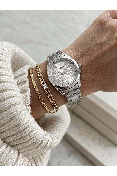 Q&Q Vintage White Dial Silver Color Metal Band Women Wrist Watch