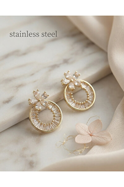 stainless steell حلق من النحاس بلون ذهبي مرصع بحجر الزركون على شكل زهرة