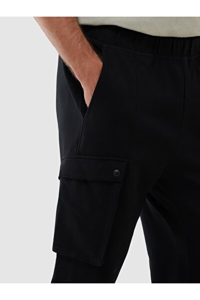 4F Pantaloni de trening bărbați cu detalii la buzunare 4FWSS25TTROM0990 negru