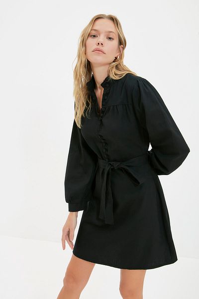 Trendyol Collection Czarna tkana sukienka z wysokim kołnierzem TWOAW22EL1346
