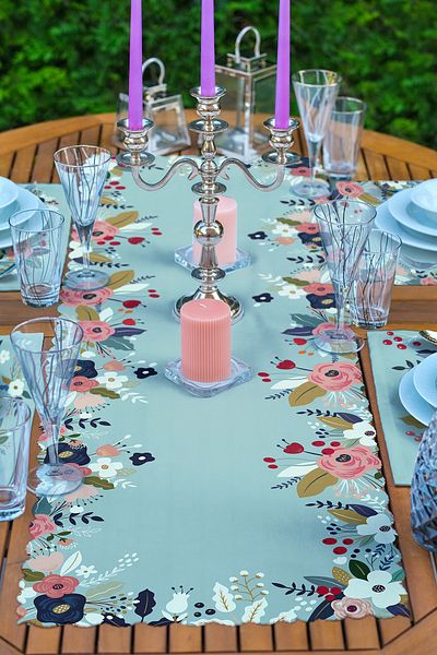 Realhomes 4+1 model floral colorat pe fundal Set de serviciu modern american și alergător