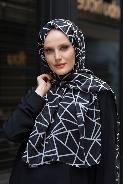 Stella Triangle Patterned Shawl Black White