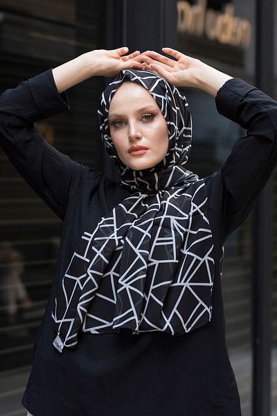 Stella Triangle Patterned Shawl Black White