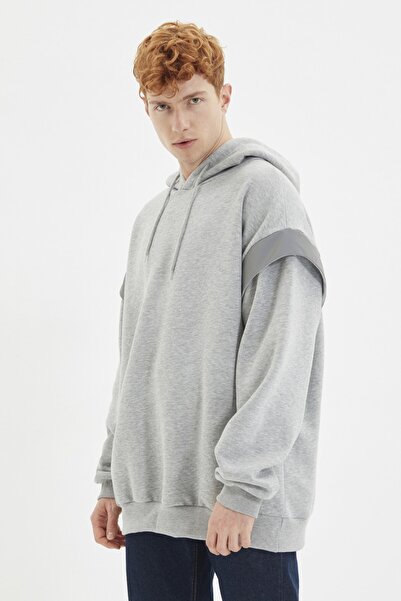 Trendyol Collection Šedá oversize mikina s kapucí – reflexní detail, fleece uvnitř, TMNSS20sw0205