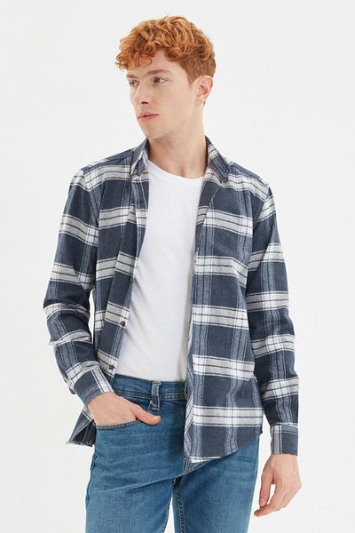 Trendyol Collection Zimowa koszula drwala w kratę - granatowa, slim fit, kołnierzyk zapinany na guziki TMNAW21GO0611