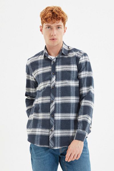 Trendyol Collection Zimowa koszula drwala w kratę - granatowa, slim fit, kołnierzyk zapinany na guziki TMNAW21GO0611