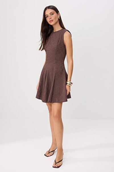 Συλλογή Trendyol Καφέ ίσιο κοντό/μίνι υφαντό φόρεμα με κέντημα TWOSS25EL00884