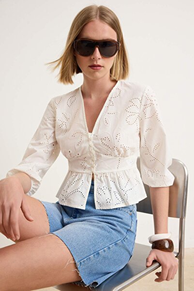 Συλλογή Trendyol Λεπτομερής υφαντή μπλούζα με λευκά κουμπιά και κέντημα TWOSS...