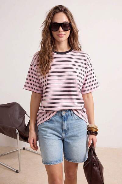 Trendyol Kollektion Rosa gestreiftes Oversize/Tight-Fit-T-Shirt mit kurzen Är...