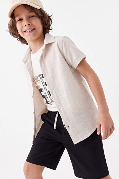 TRENDYOLKIDS طقم تي شيرت وشورت وقميص محبوك للأولاد من إكرو قطن قطعة طقم من قط...