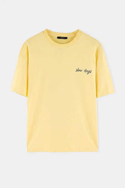 Trendyol Collection Tricou tricotat 100% bumbac, galben deschis, cu slogan, o...