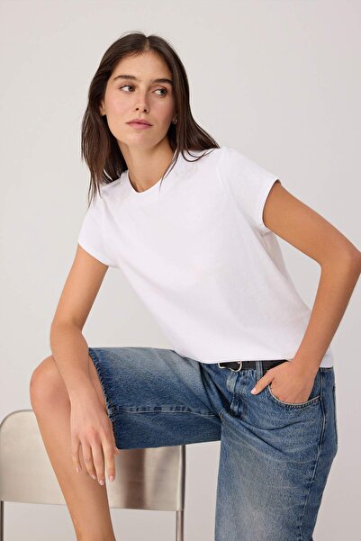 Trendyol Kollektion Ecru Einfarbiges, normales, gestricktes T-Shirt mit Rundh...