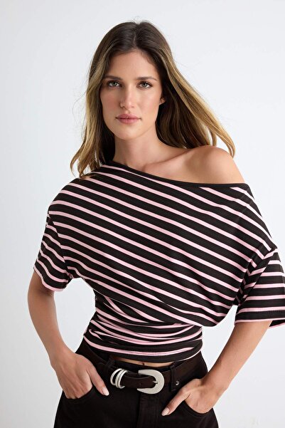 Trendyol Collection تي شيرت محبوك ناعم بقصة قصيرة وياقة قاربية مخططة باللون ا...