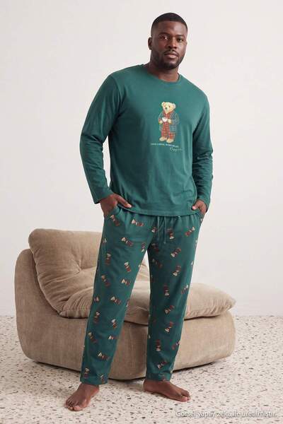 Trendyol Collection طقم بيجامة محبوك بطبعة دب أخضر عادي مقاس كبير TMNAW27AI00005