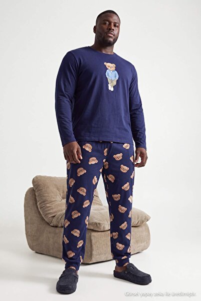 Trendyol Collection طقم بيجامة محبوك مطبوع عليه دب باللون الأزرق الداكن مقاس ...