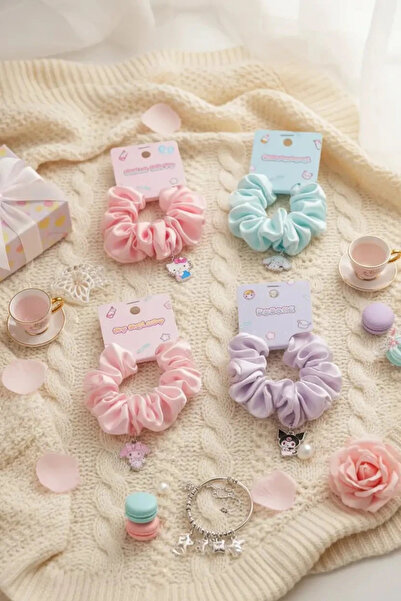 Hello Kitty Lisanslı Tatlı Fabrika Saç Tokası – Yumuşak Scrunchie & Esnek