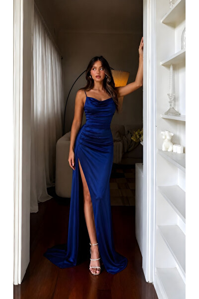 Modafeminen Rochie din satin cu drapaj pe piept cu bretele subțiri Saks Blue ...