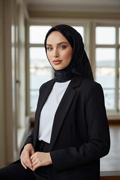 Vissona %100 Twill İpek Monogram Desenli Siyah Renkli 90x90 Eşarp Dikim Şekli : El Dikişi