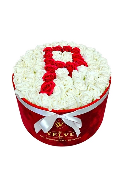 velve Aranjament floral litera P cu 55 trandafiri de sapun in cutie rotunda c...