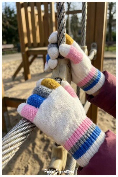 PIECE SIGNATURE 100% Acrylic, Stretch Fabric Colors Girls' Gloves (Ages 4-10)
