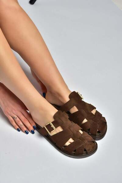 Fox Shoes Y596549502 Γυναικείες παντόφλες καφέ σουέντ με κούμπωμα και κλειστό...