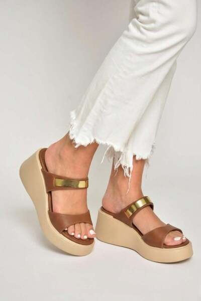 Fox Shoes Y973518509 Γυναικείες παντόφλες με χοντρή σόλα σε ταμπά χρώμα